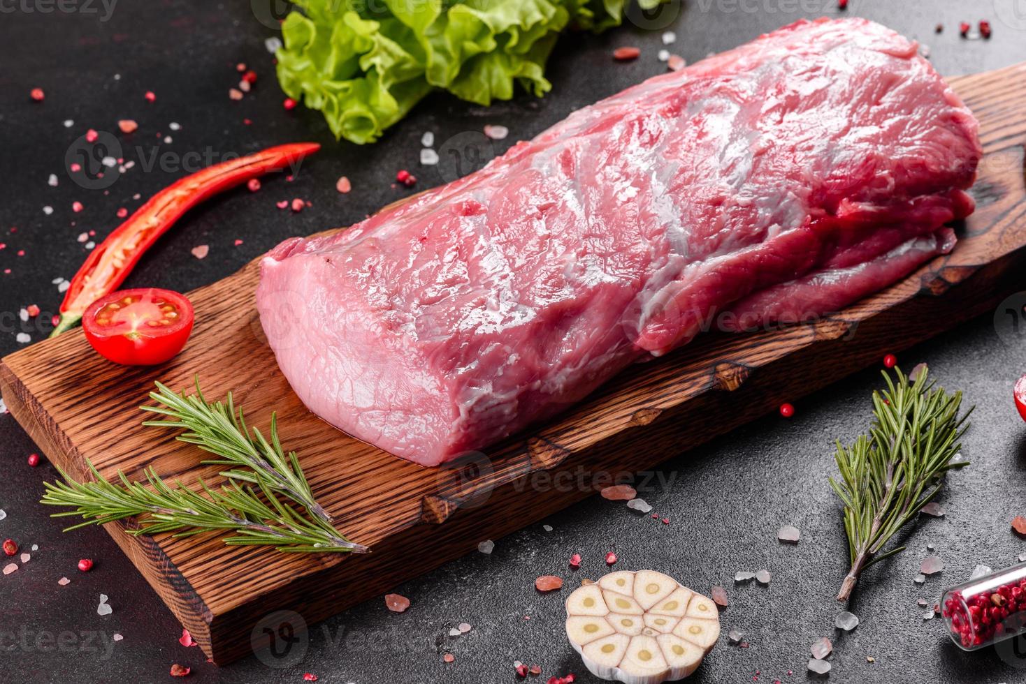 Piezas frescas de cerdo listas para cocinar sobre un fondo oscuro en la cocina foto