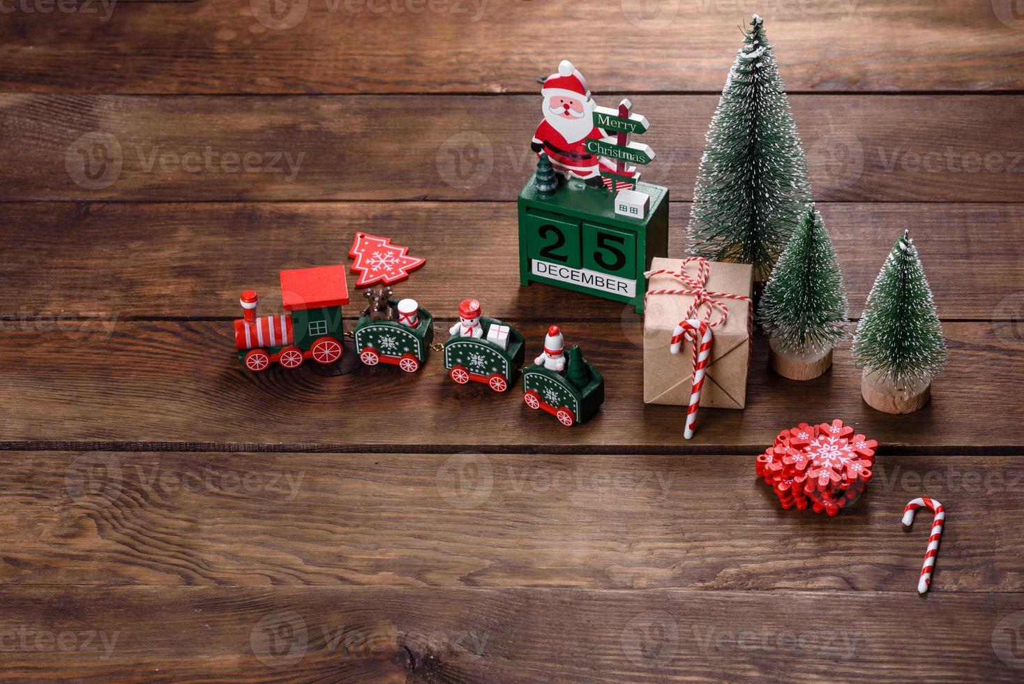 elementos navideños de decoraciones para decorar el árbol de año nuevo foto