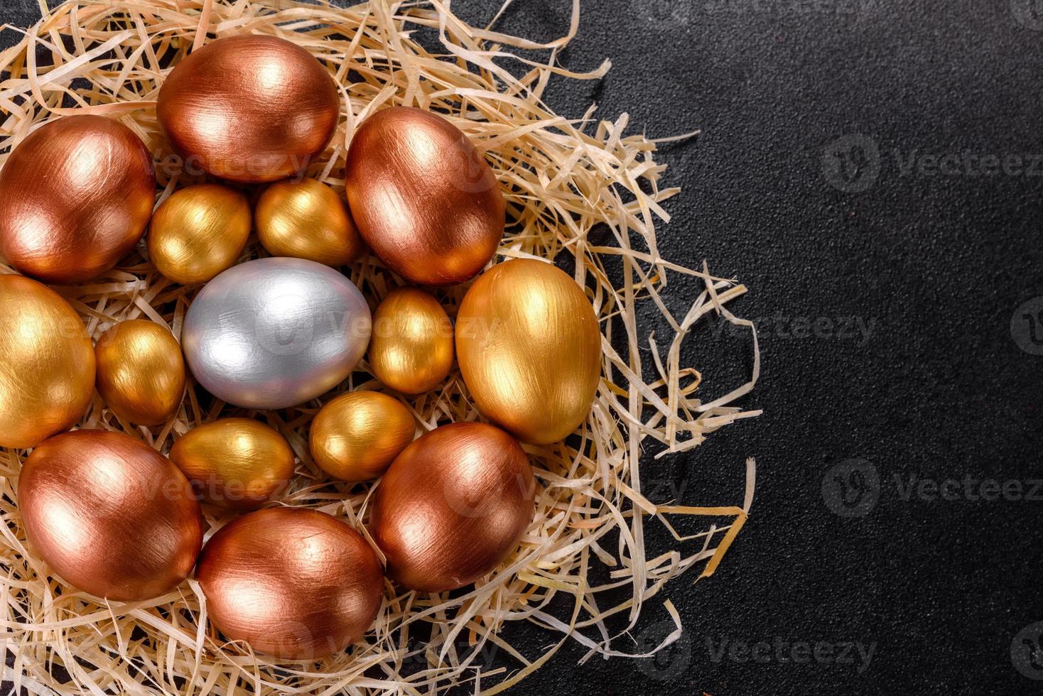 huevos de pascua de oro en el nido, preparación para las vacaciones foto