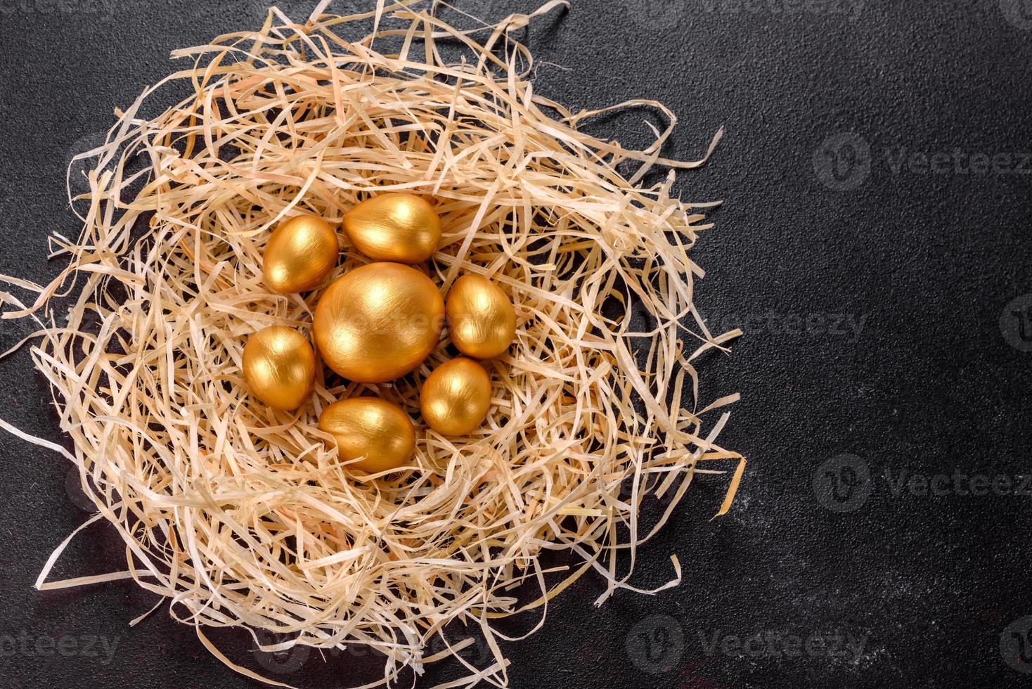 huevos de pascua de oro en el nido, preparación para las vacaciones foto