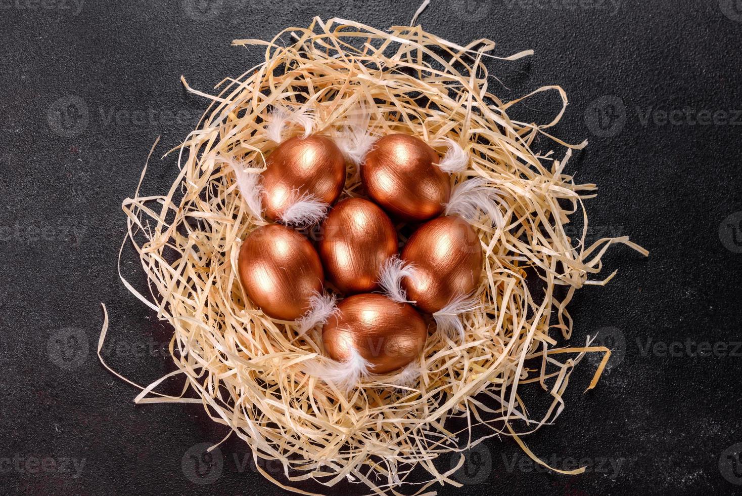 huevos de pascua de oro en el nido, preparación para las vacaciones foto