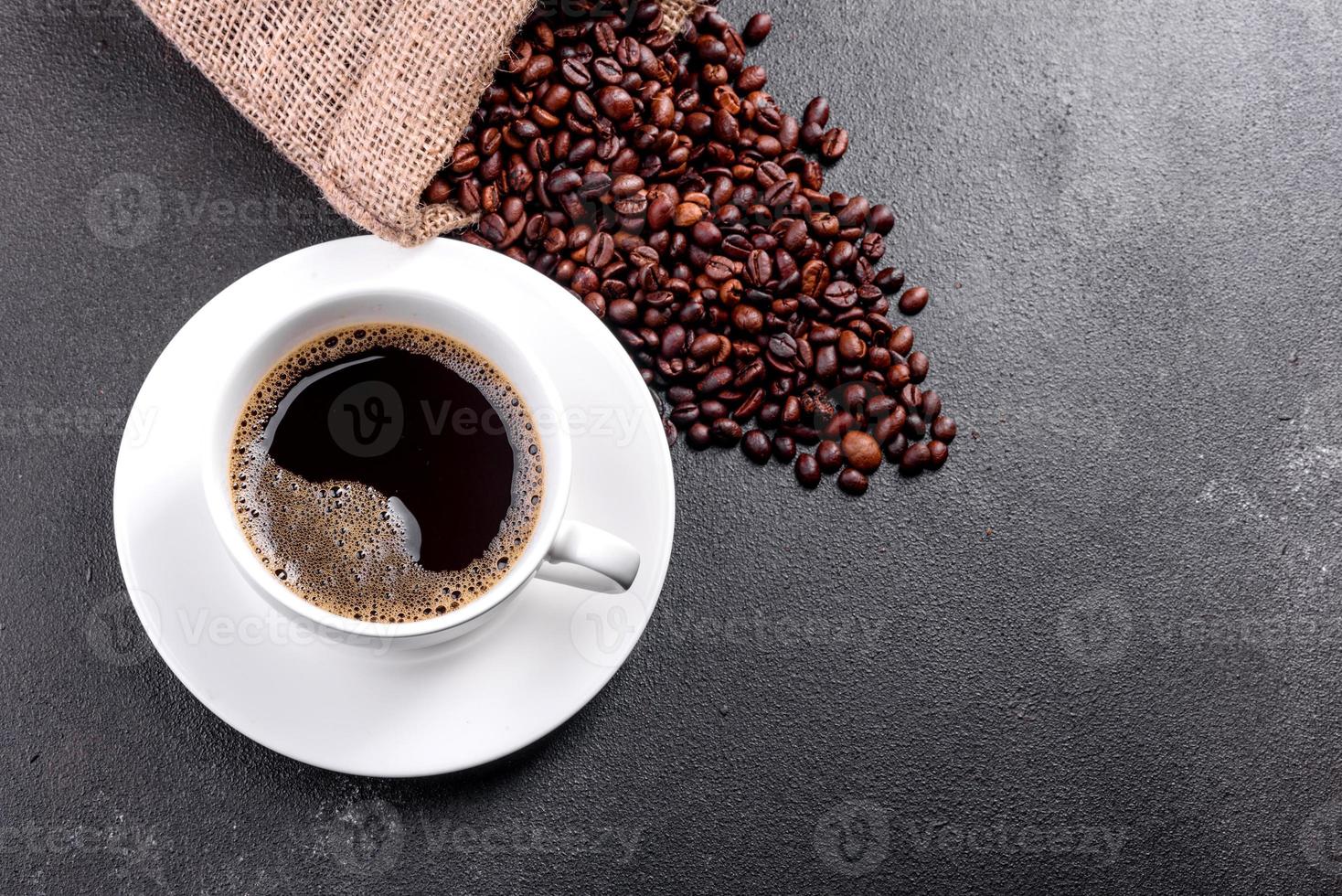 una taza de café matutino recién perfumado para comenzar el día con alegría foto