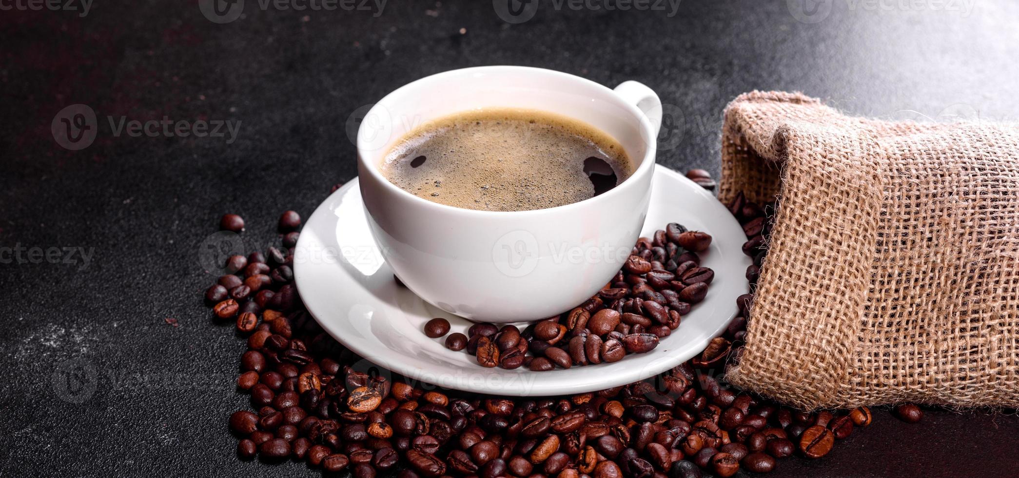 una taza de café matutino recién perfumado para comenzar el día con alegría foto