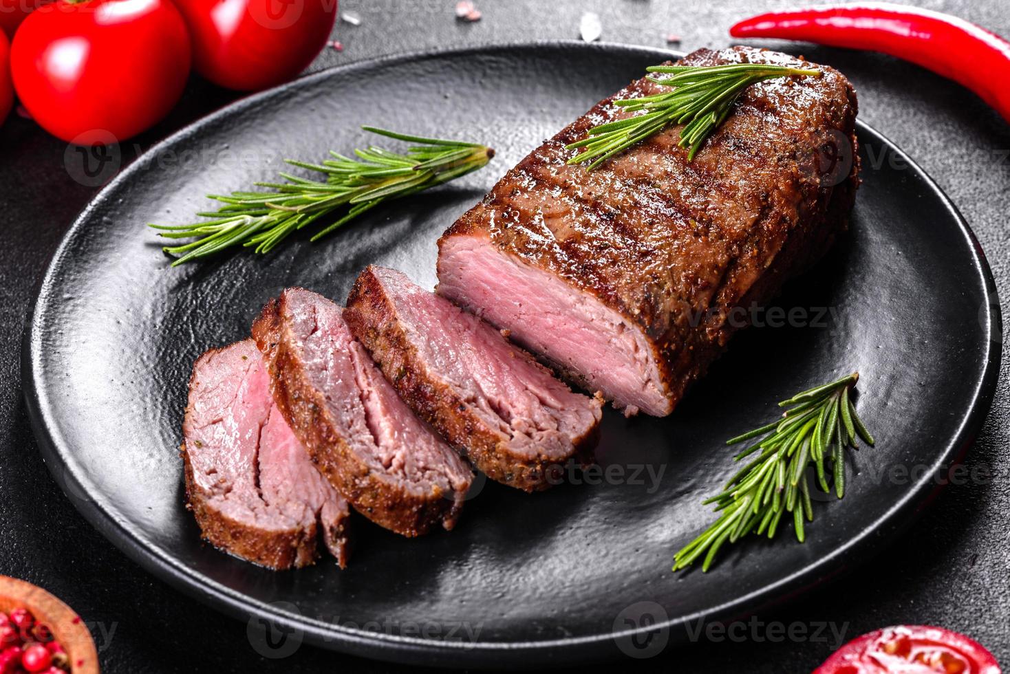 chuletón con patatas, cebollas y tomates cherry foto