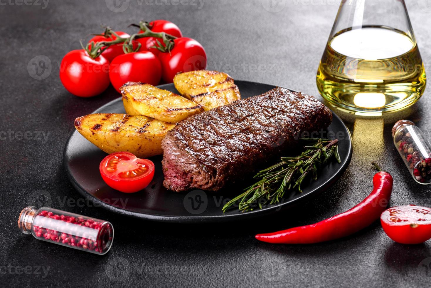 chuletón con patatas, cebollas y tomates cherry foto