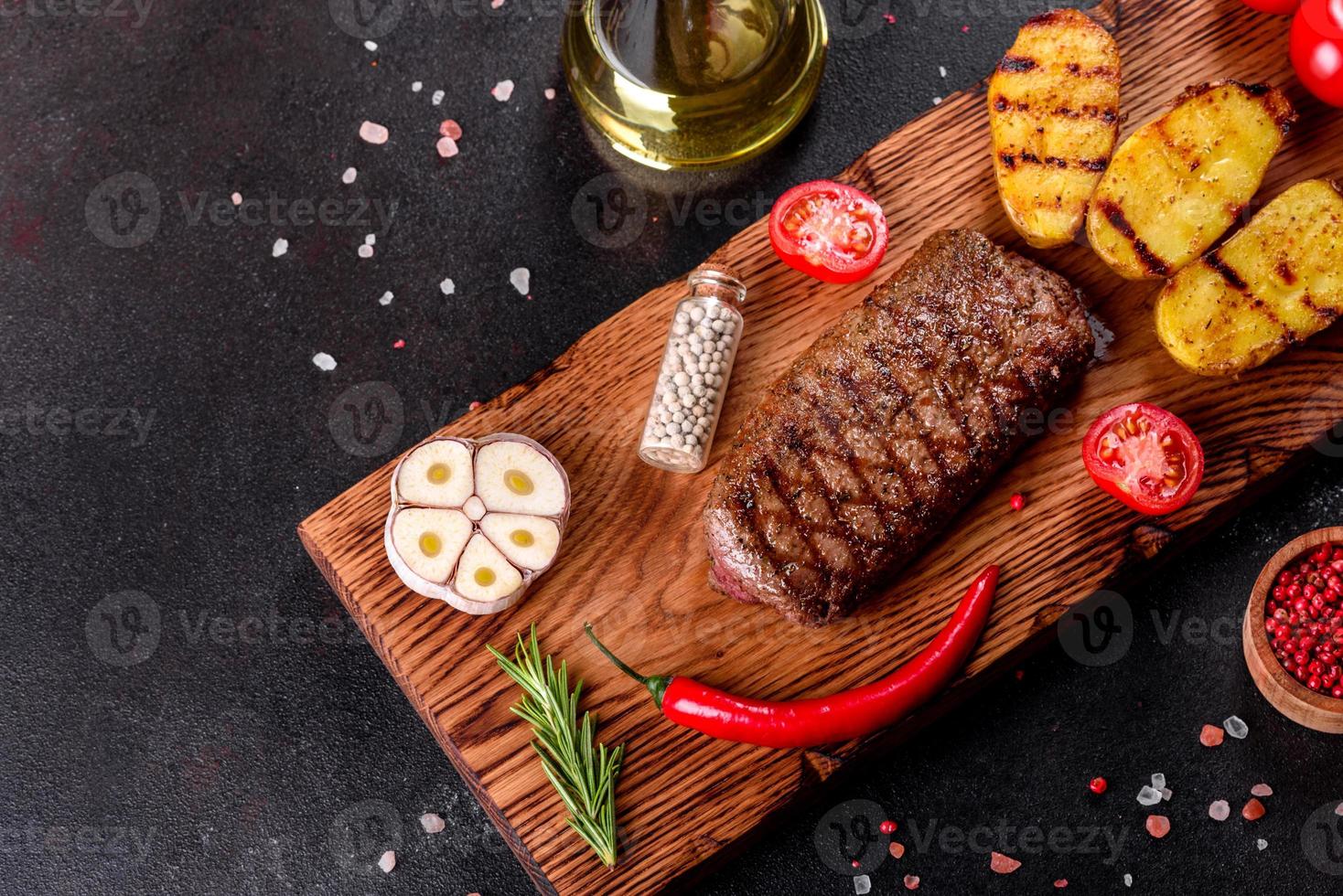 chuletón con patatas, cebollas y tomates cherry foto