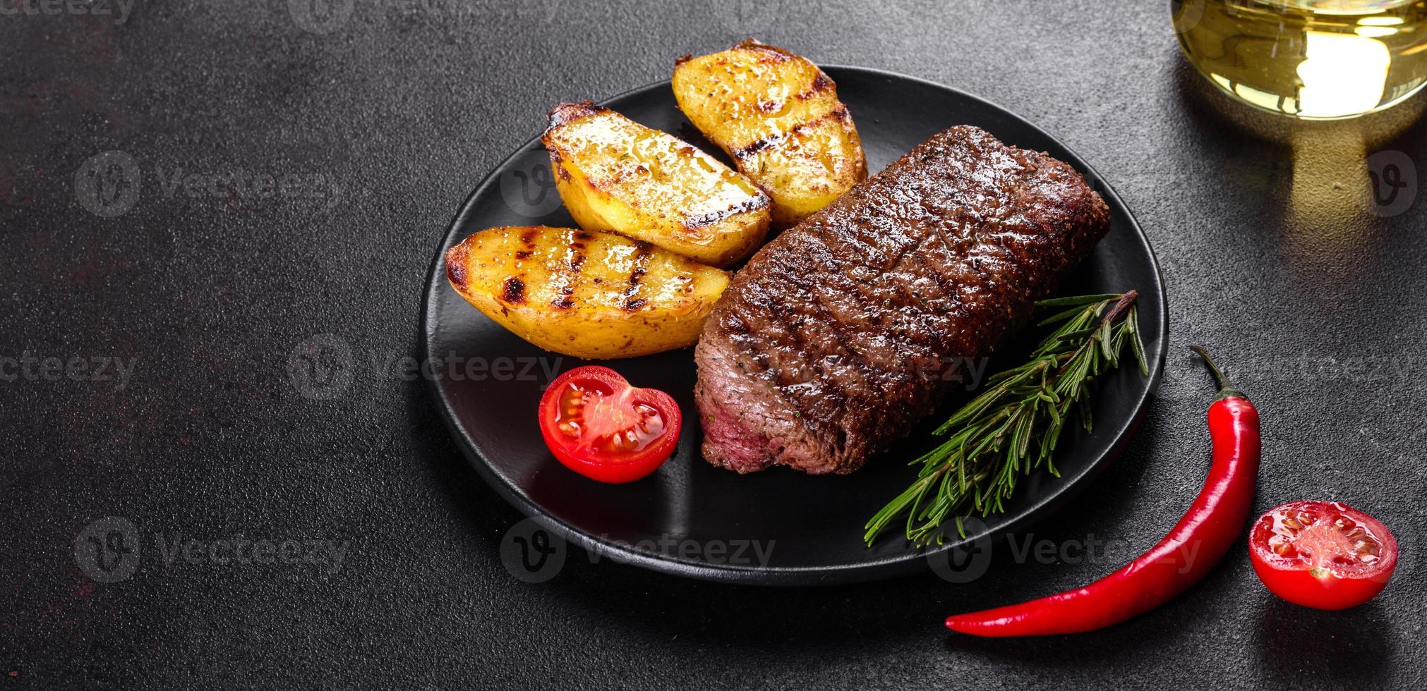 chuletón con patatas, cebollas y tomates cherry foto