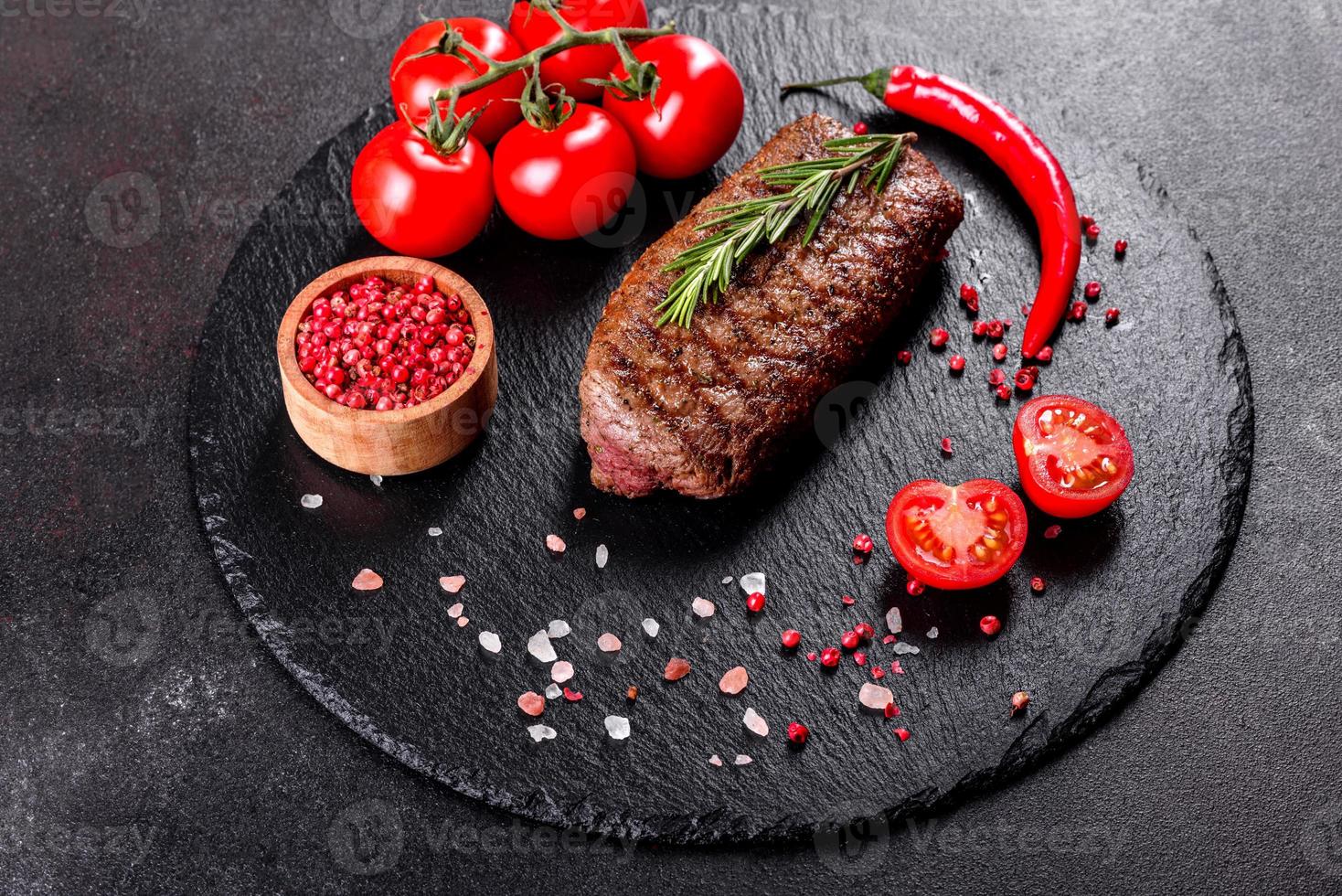 chuletón con patatas, cebollas y tomates cherry foto