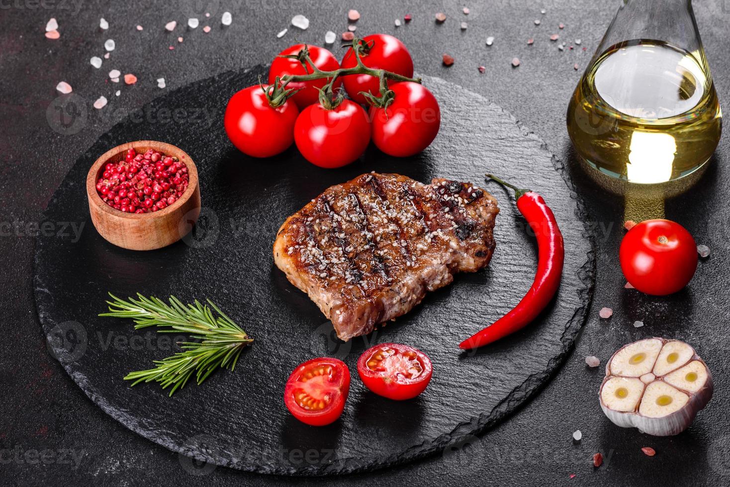 chuletón con patatas, cebollas y tomates cherry foto