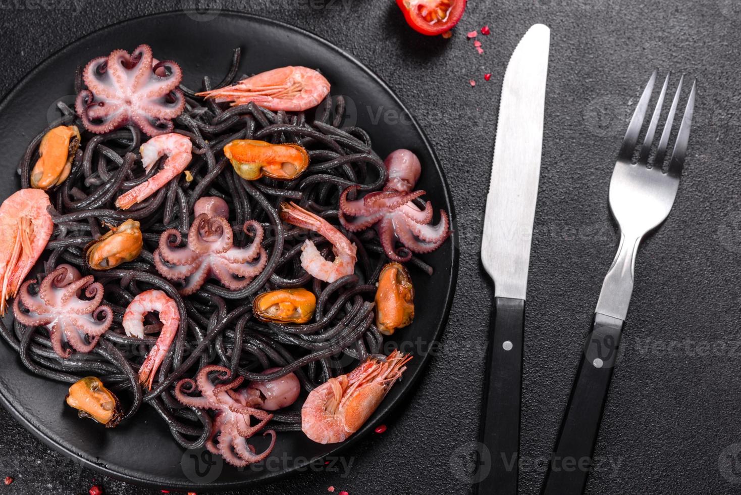 pasta negra de marisco con camarones, pulpo y mejillones foto