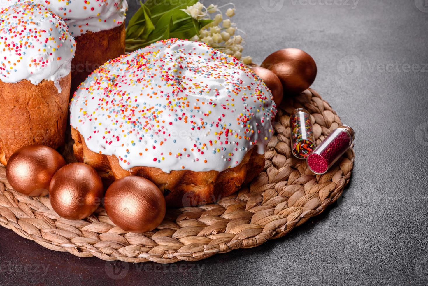 huevos de pascua de oro y bronce y pastel de pascua foto