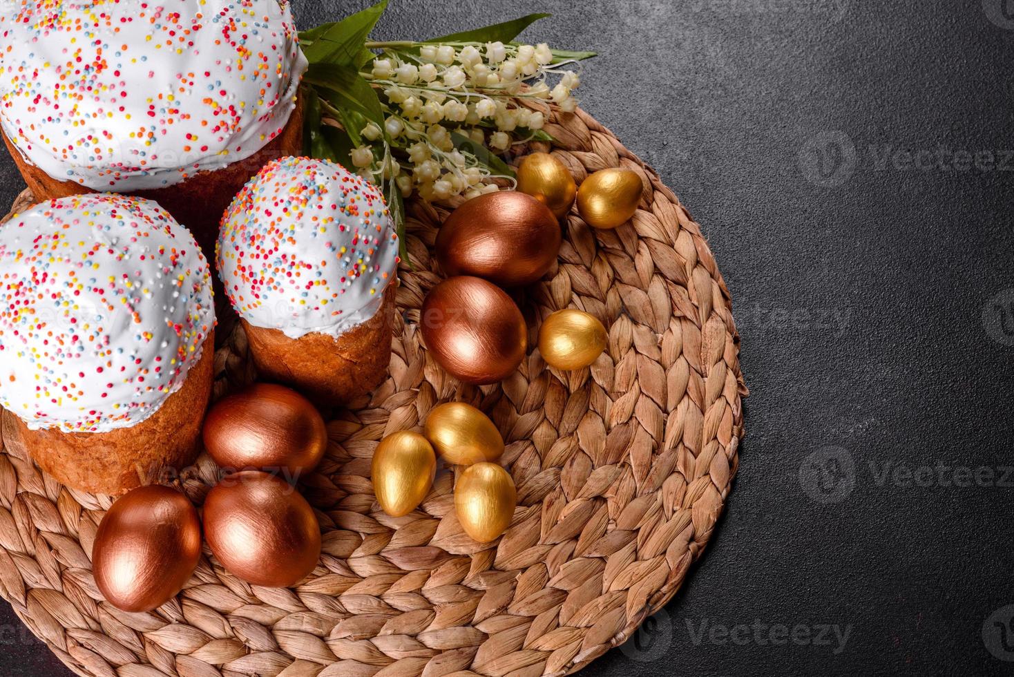 huevos de pascua de oro y bronce y pastel de pascua foto