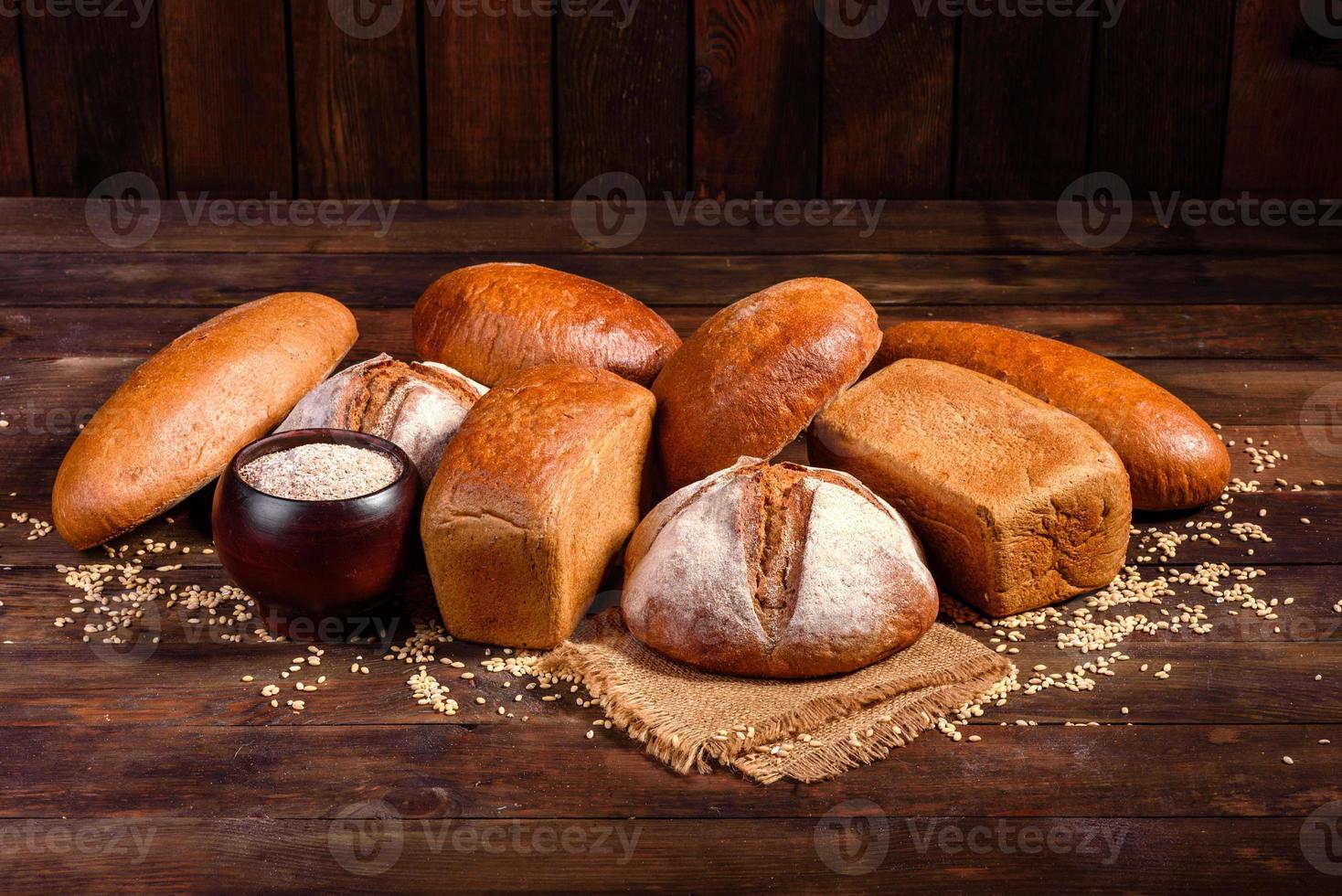 Pan integral recién horneado sobre un fondo de madera marrón foto