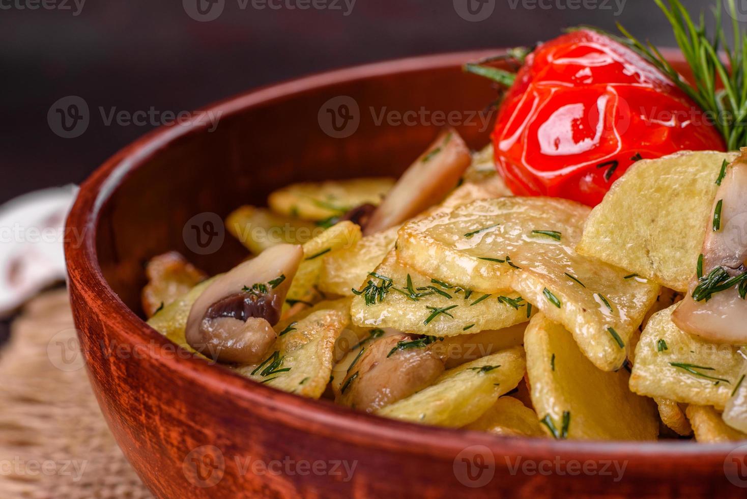 rodajas de patata rústicas con queso, hierbas y salsa de tomate foto