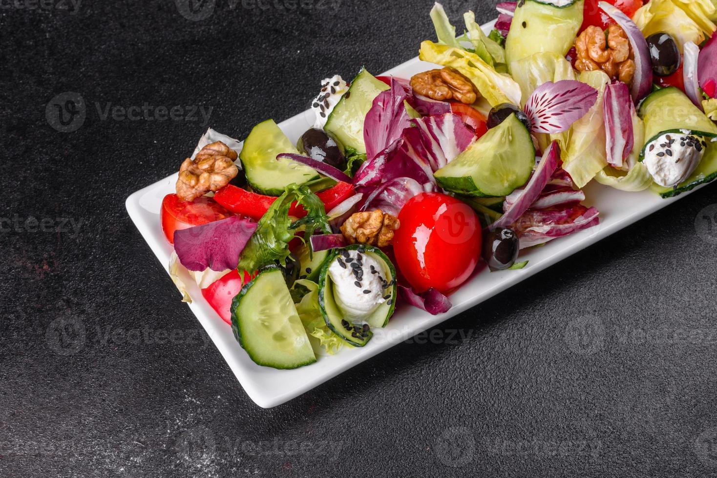 Ensalada saludable con tomates cherry, aceitunas orgánicas foto