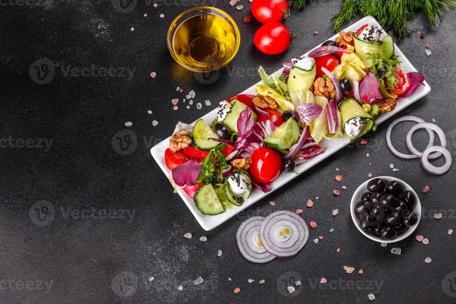 Ensalada saludable con tomates cherry, aceitunas orgánicas foto