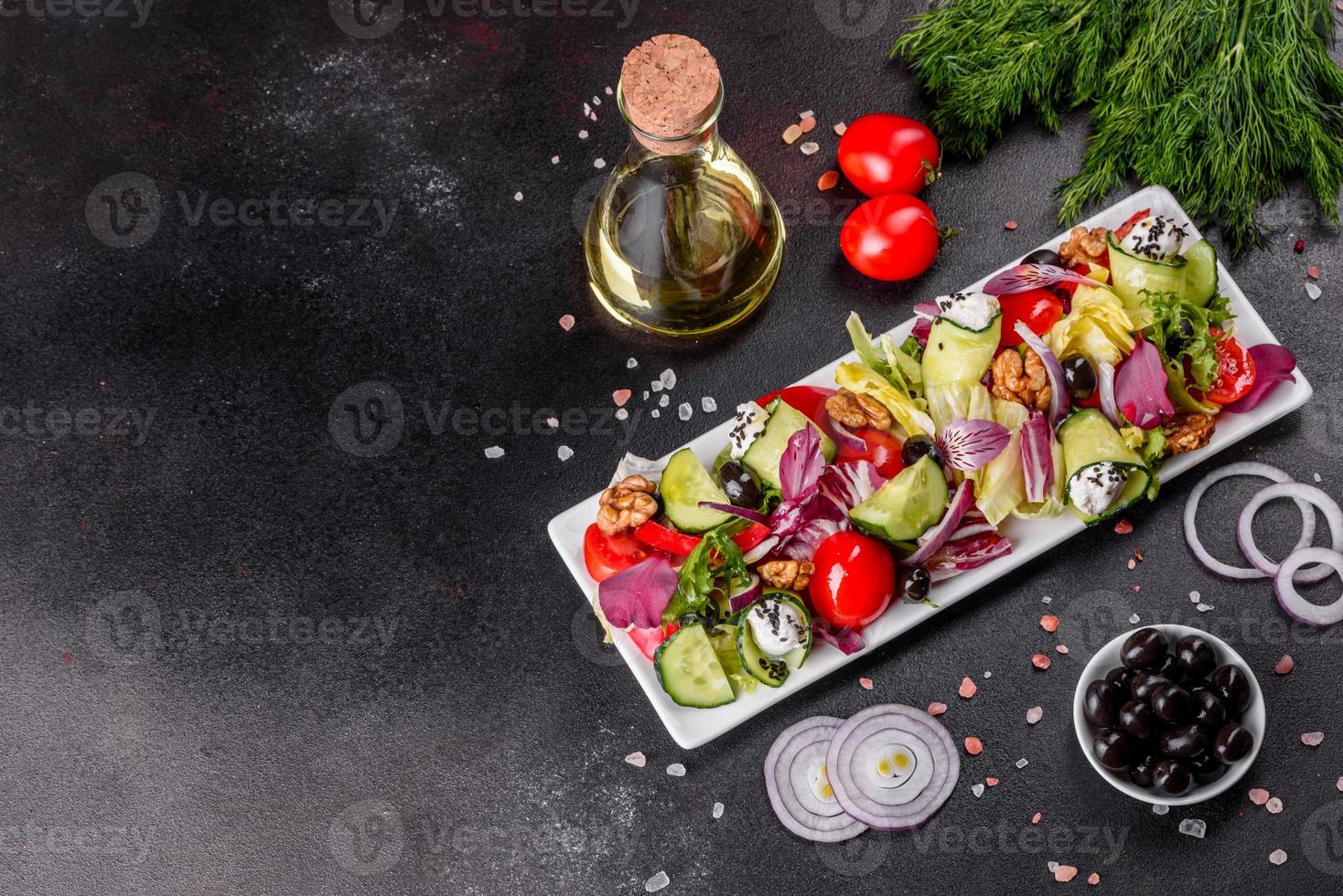 Ensalada saludable con tomates cherry, aceitunas orgánicas foto