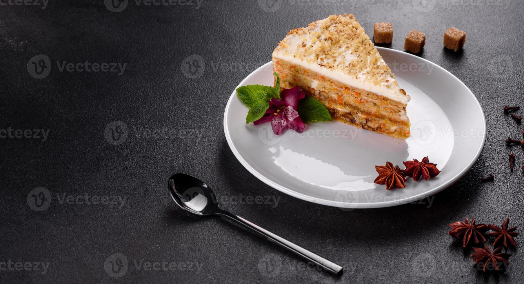 Pastel de zanahoria delicioso fresco con crema sobre un fondo oscuro foto
