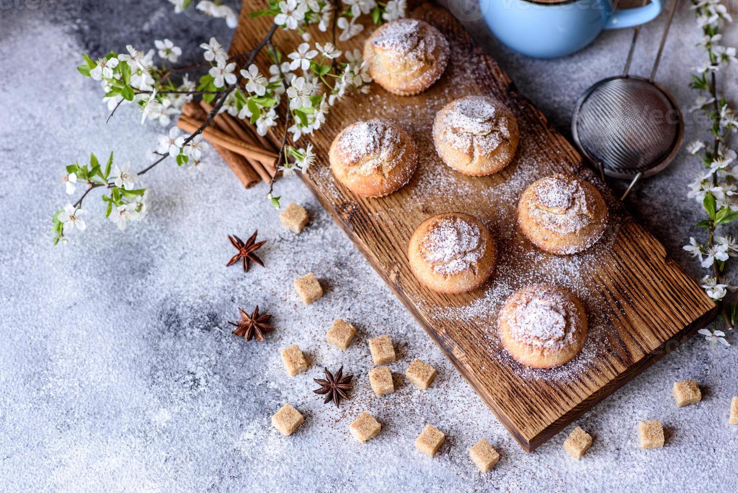 Cupcakes recién horneados de harina de arroz con plátano y vainilla foto