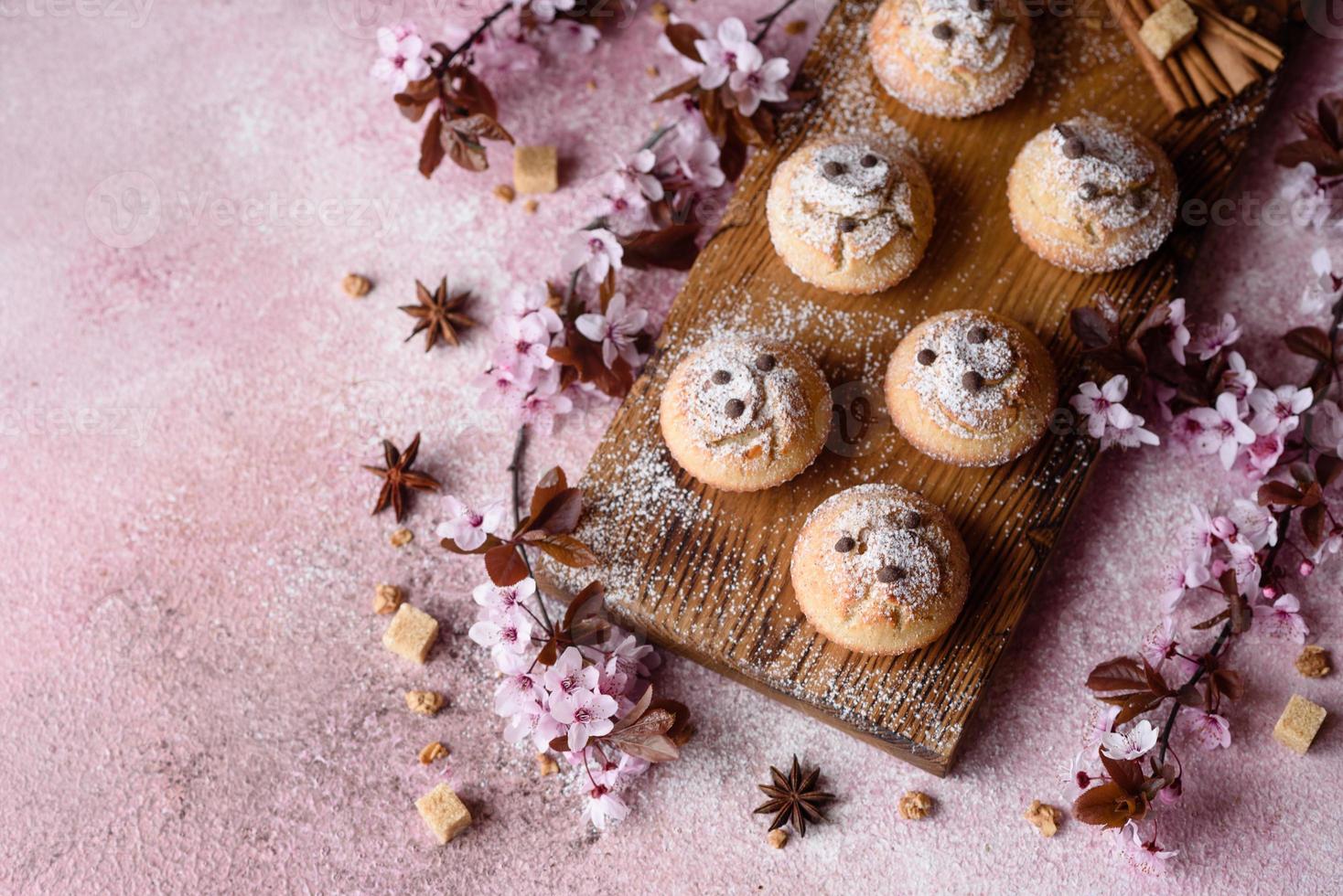 Cupcakes recién horneados de harina de arroz con plátano y vainilla foto