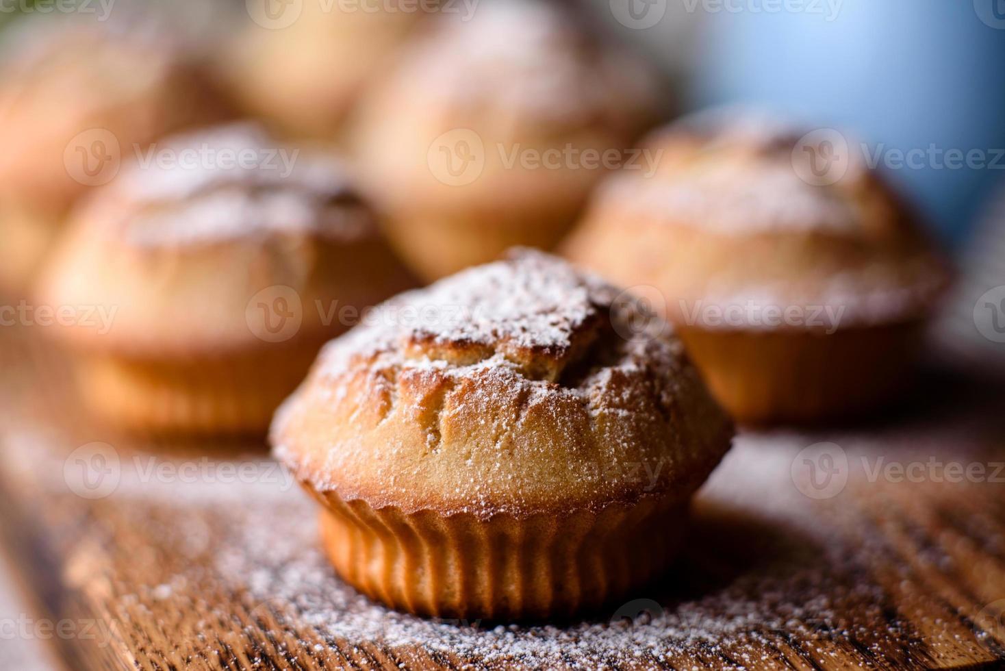 Cupcakes recién horneados de harina de arroz con plátano y vainilla foto