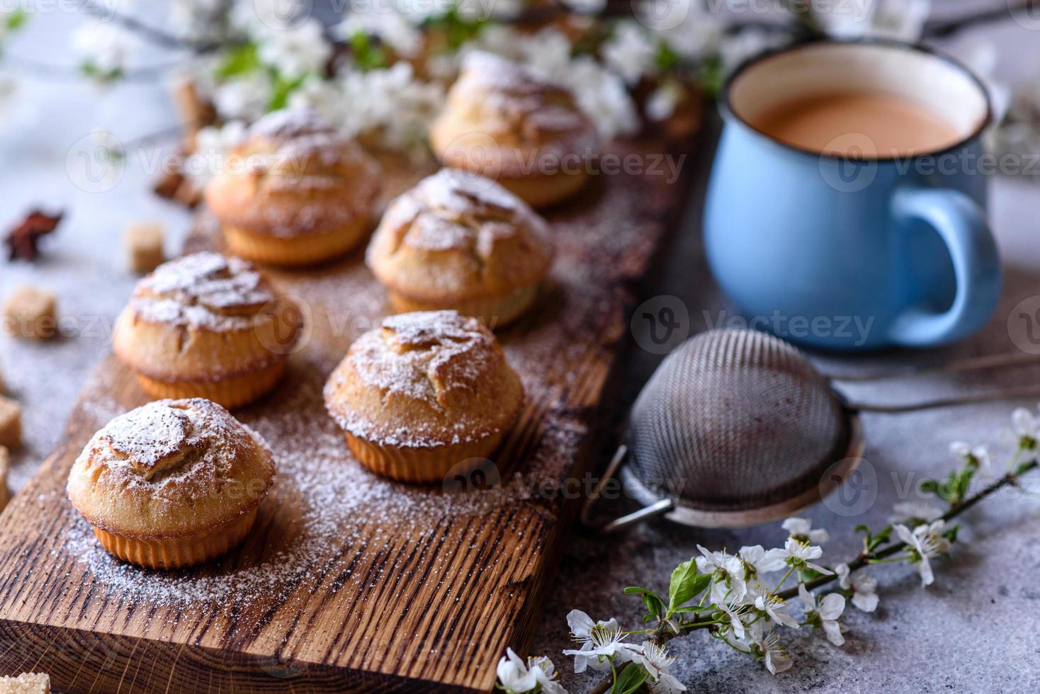 Cupcakes recién horneados de harina de arroz con plátano y vainilla foto