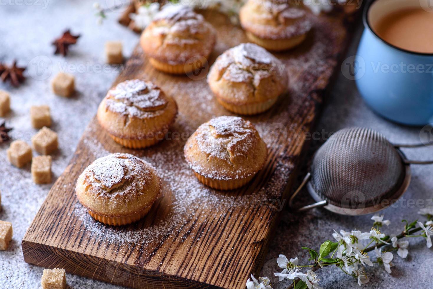 Cupcakes recién horneados de harina de arroz con plátano y vainilla foto