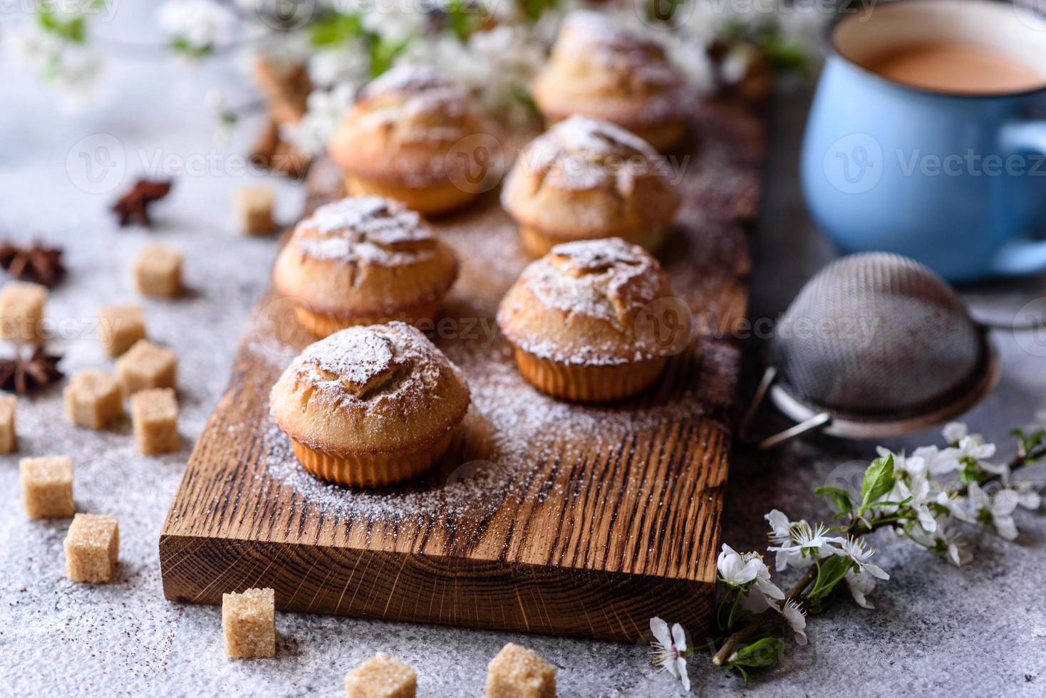 Cupcakes recién horneados de harina de arroz con plátano y vainilla foto