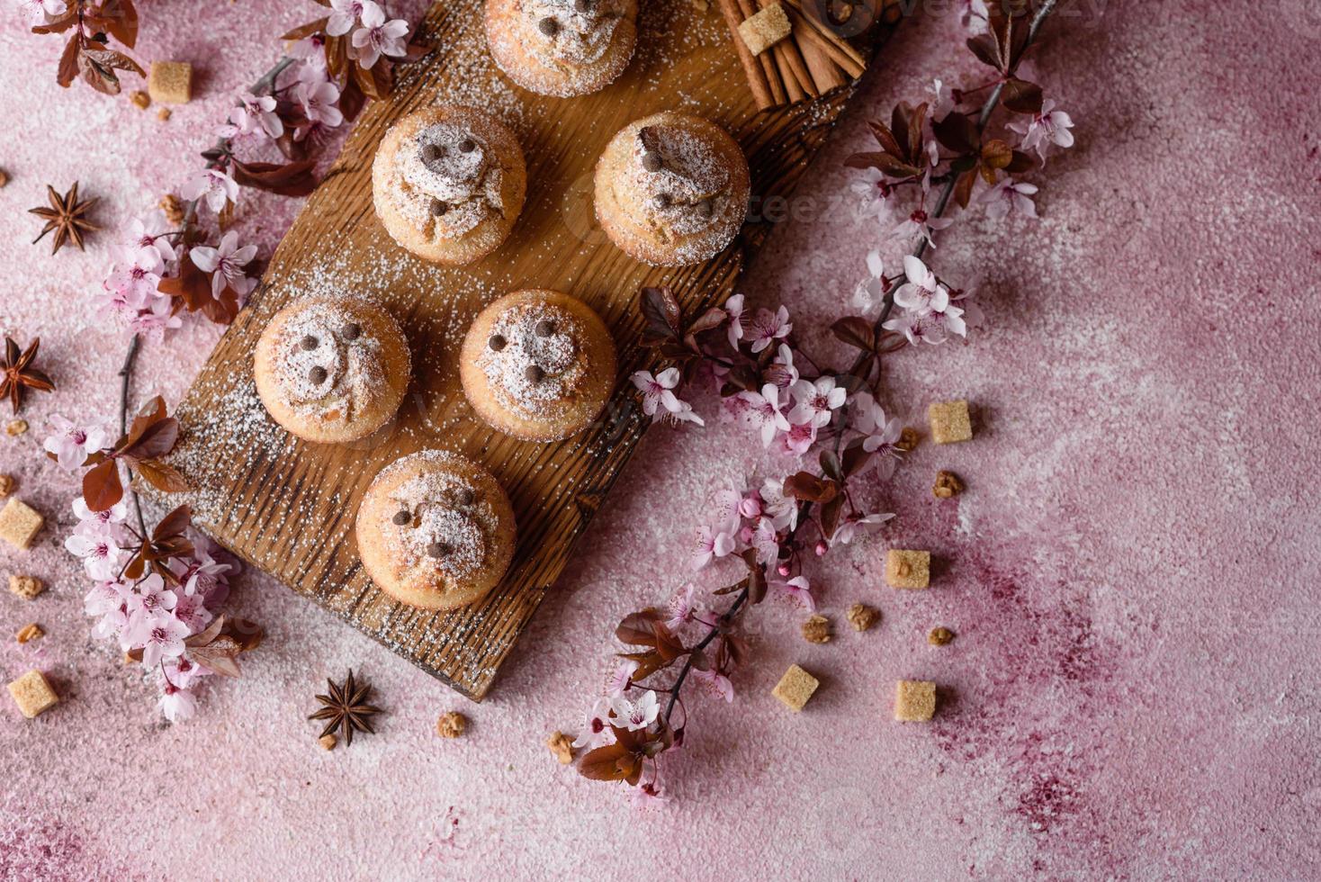 Cupcakes recién horneados de harina de arroz con plátano y vainilla foto