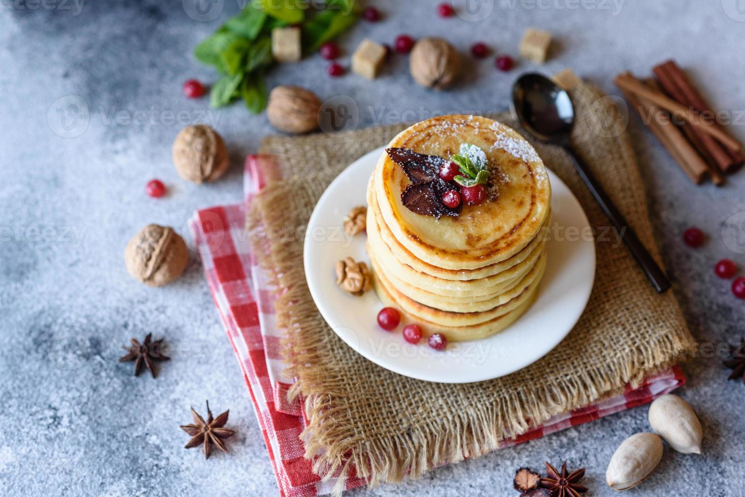 deliciosos panqueques frescos y hermosos con miel cítrica y mermelada foto