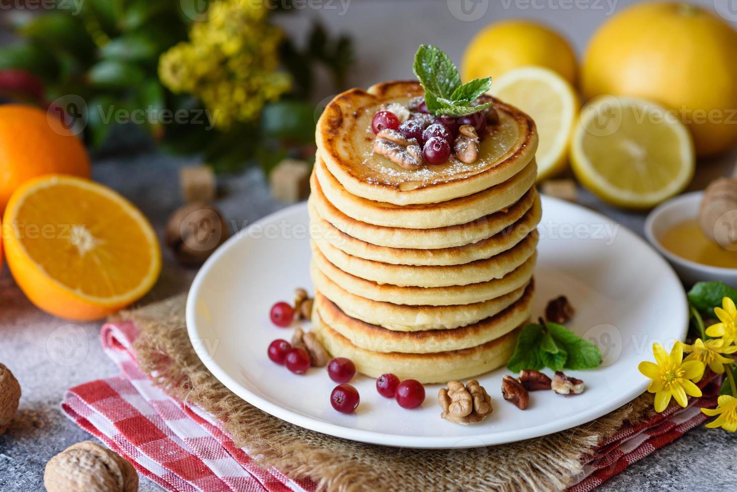 deliciosos panqueques frescos y hermosos con miel cítrica y mermelada foto