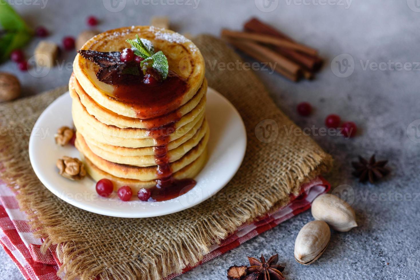 deliciosos panqueques frescos y hermosos con miel cítrica y mermelada foto