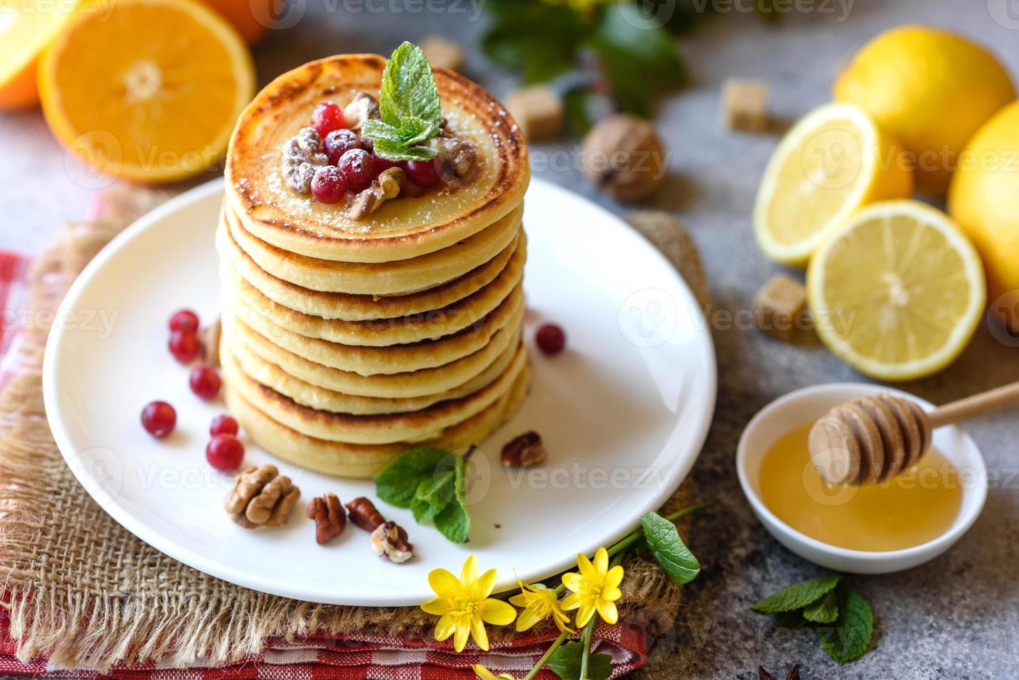 deliciosos panqueques frescos y hermosos con miel cítrica y mermelada foto