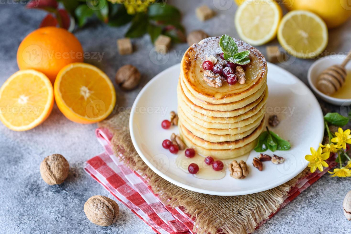 deliciosos panqueques frescos y hermosos con miel cítrica y mermelada foto