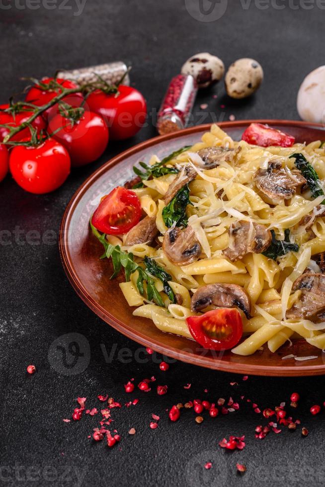 pasta con champiñones, queso, espinacas, rukkola y tomates cherry foto