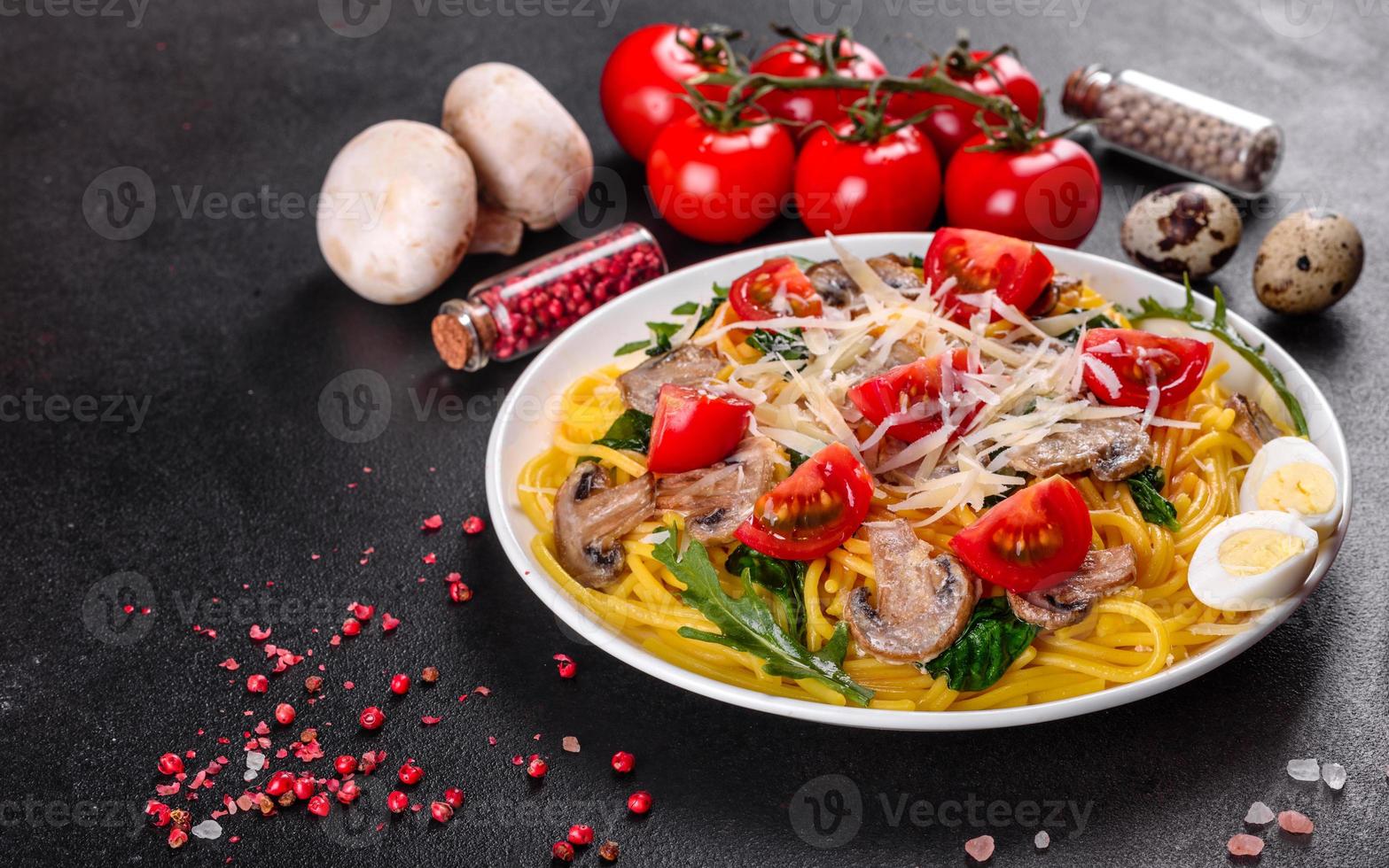 espaguetis con champiñones, queso, espinacas, rukkola y tomates cherry foto