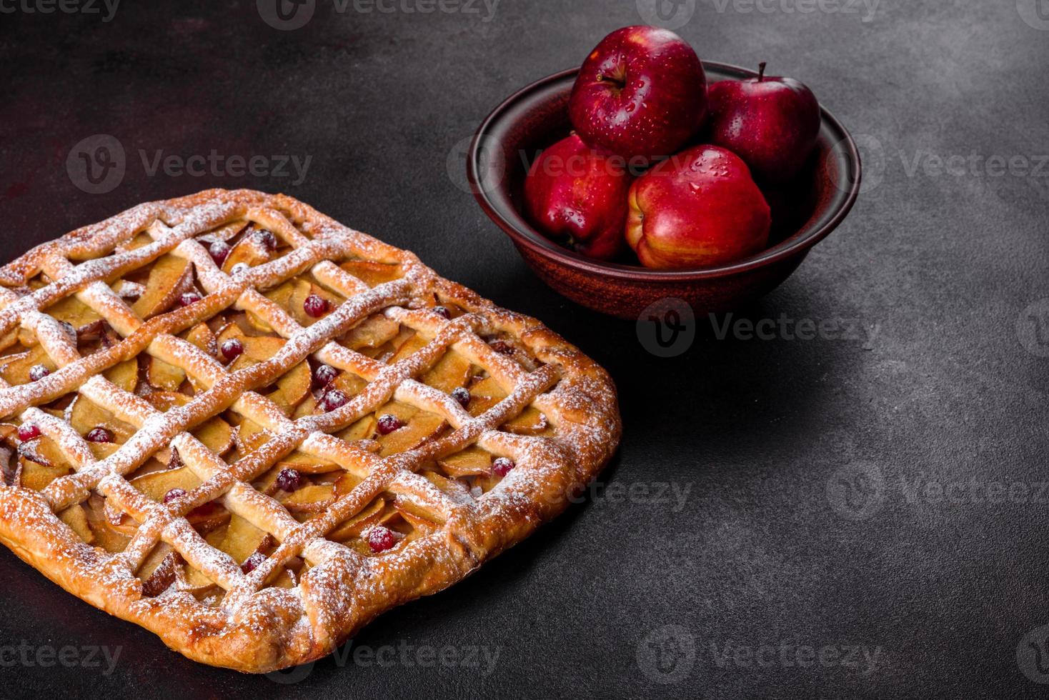 delicioso pastel recién horneado con manzana, peras y bayas foto