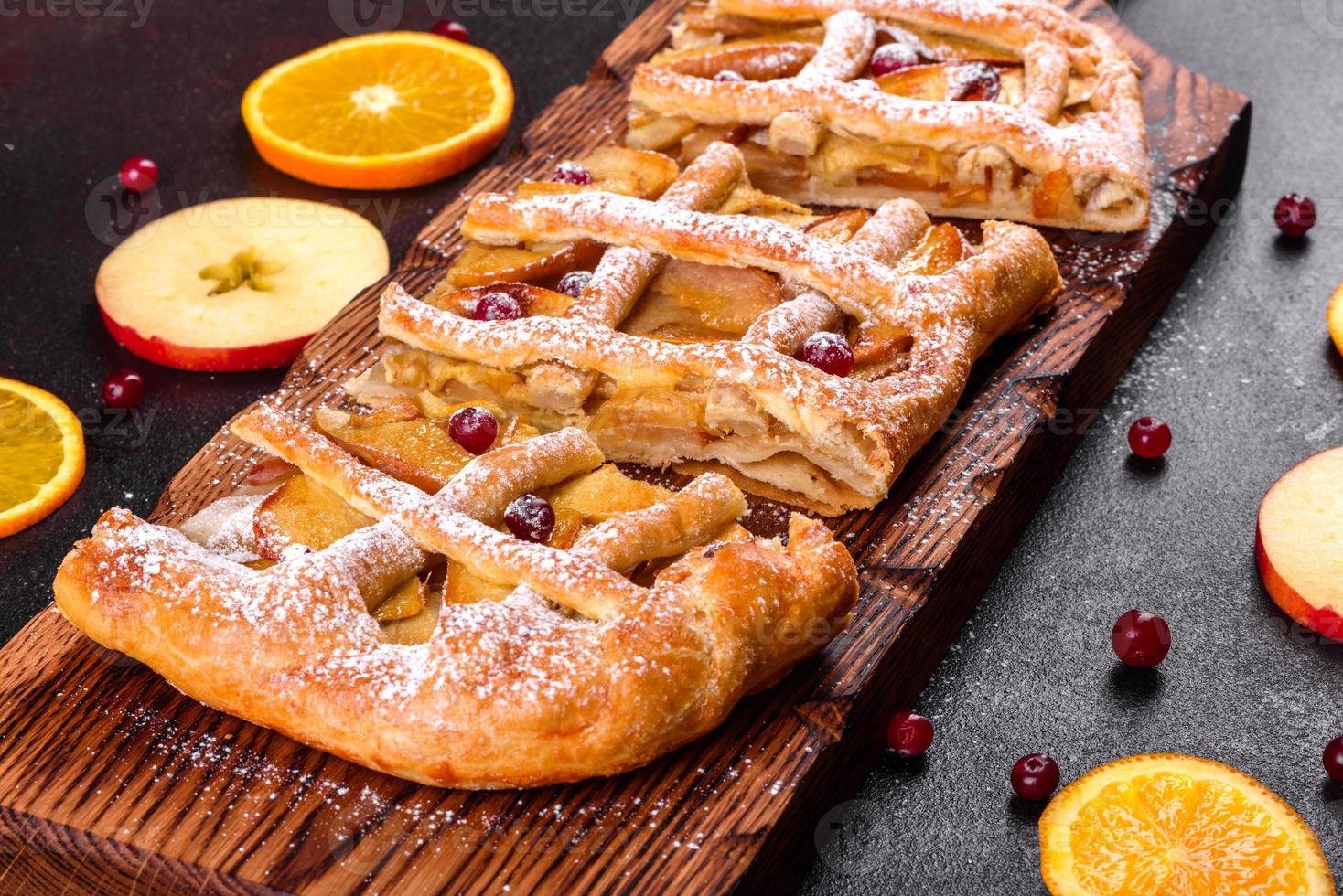 delicioso pastel recién horneado con manzana, peras y bayas foto