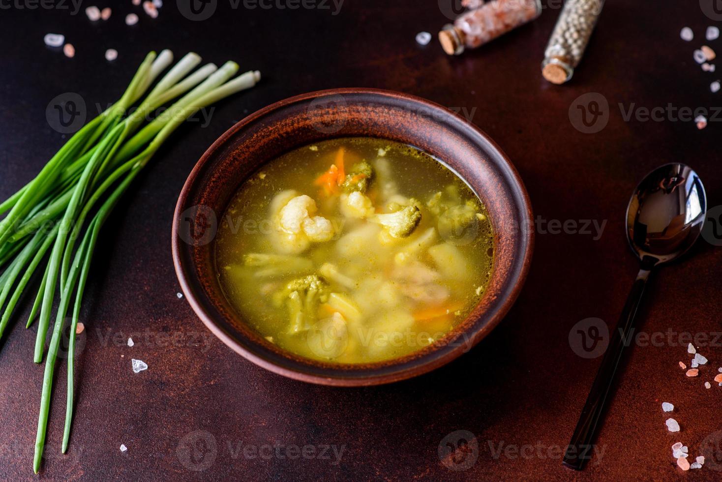 sopa vegana fresca con brócoli, coliflor, espárragos y zanahorias foto