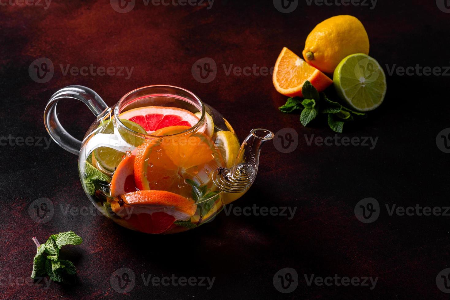 té de frutas caliente con limón, menta, naranja, lima y pomelo foto