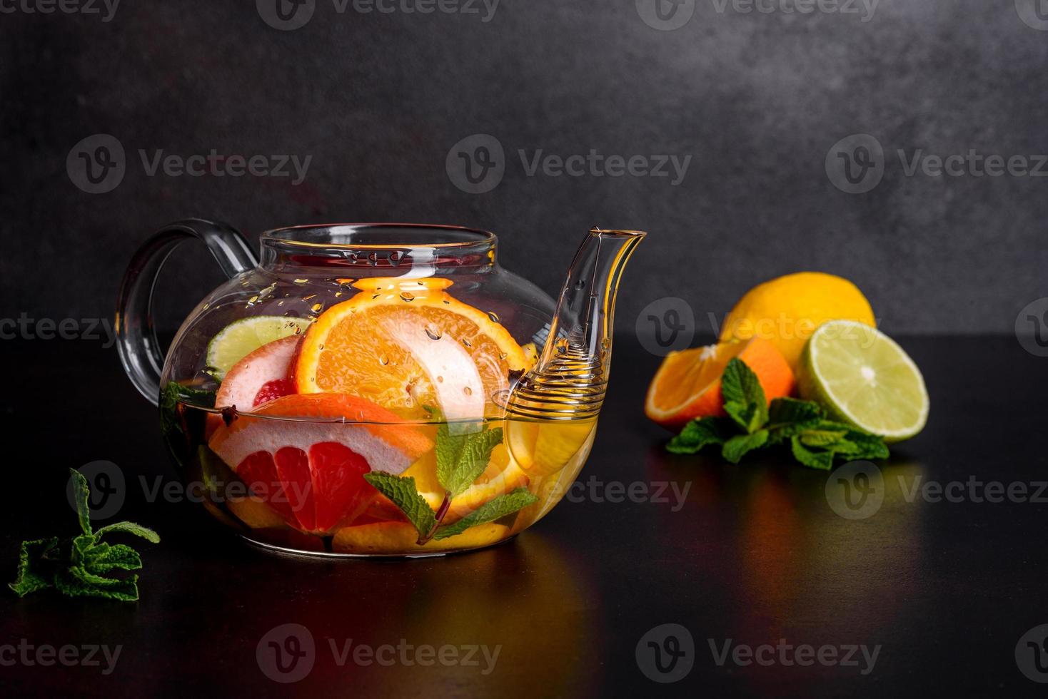 té de frutas caliente con limón, menta, naranja, lima y pomelo foto