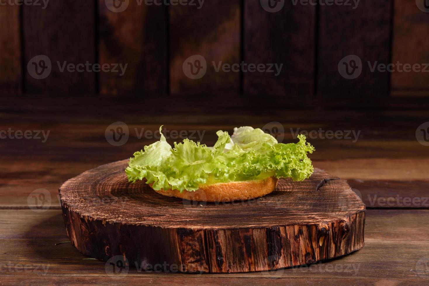 Sabrosa hamburguesa casera a la parrilla con ternera, tomate, queso foto