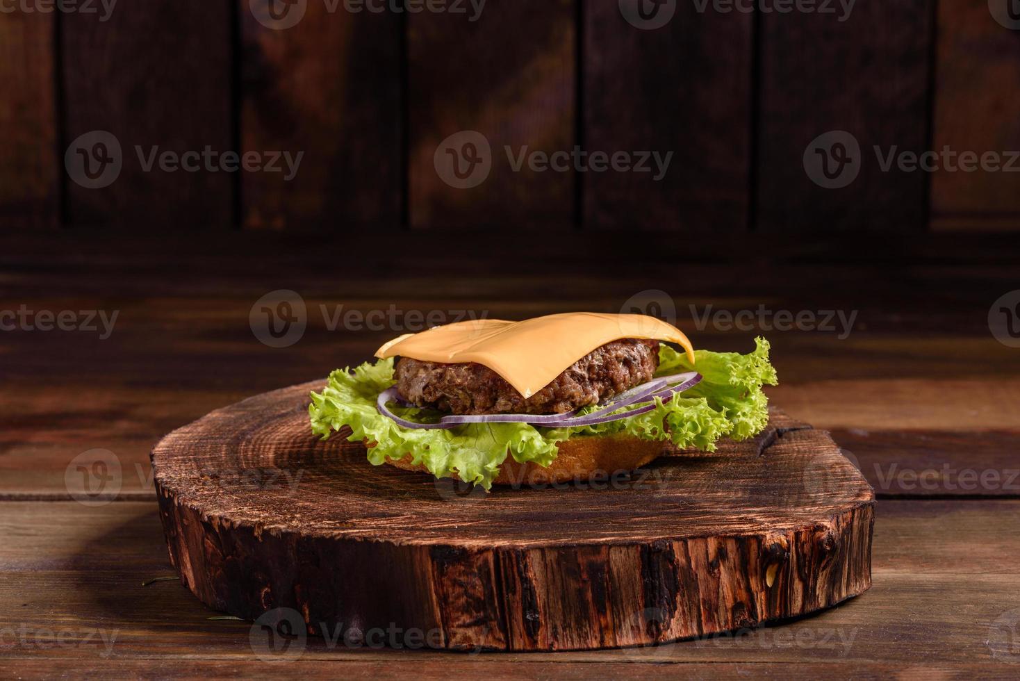 Sabrosa hamburguesa casera a la parrilla con ternera, tomate, queso foto