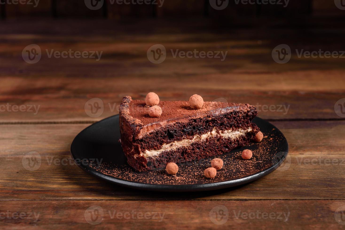 un trozo de delicioso pastel de chocolate con frutos rojos foto