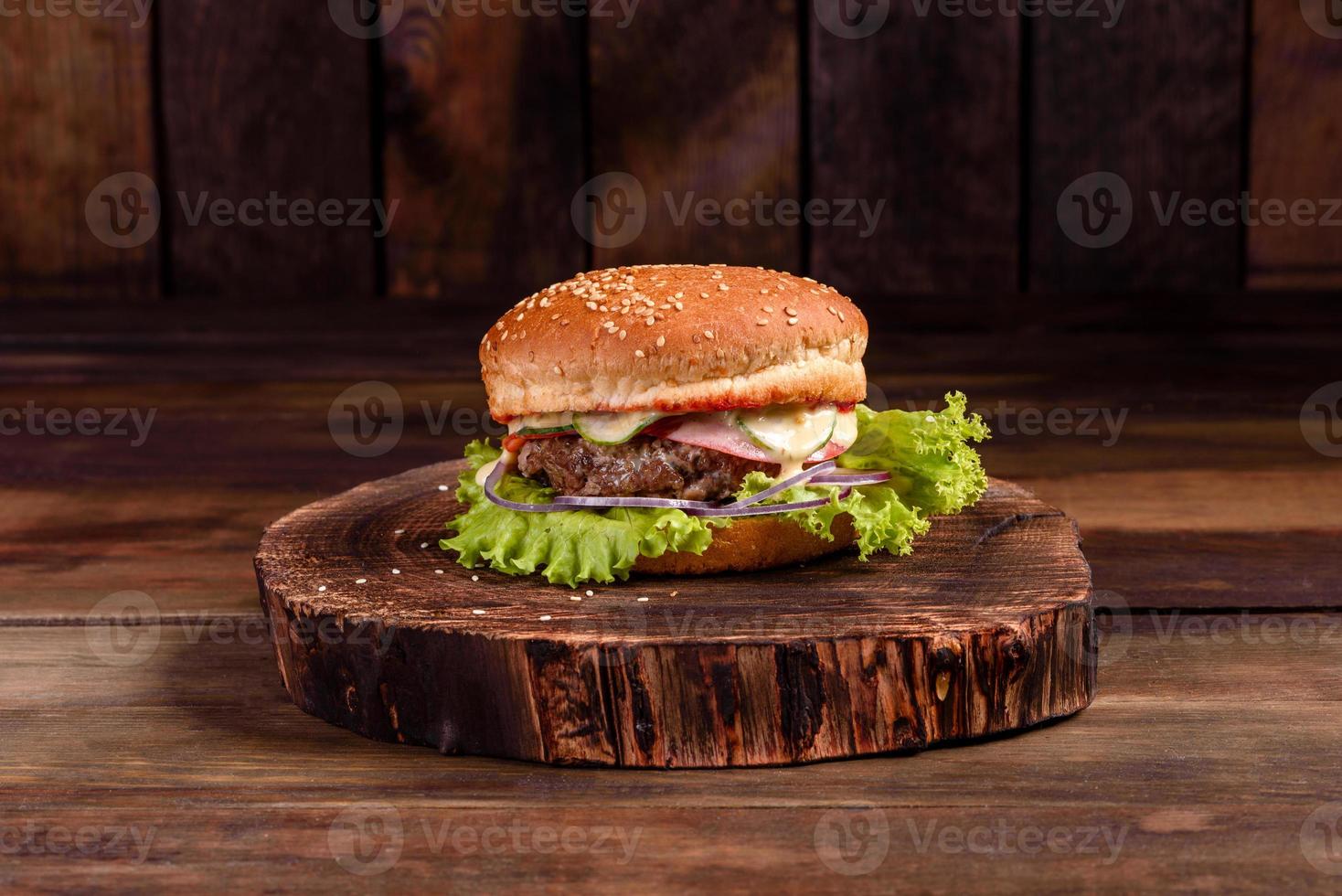 Sabrosa hamburguesa casera a la parrilla con ternera, tomate, queso foto