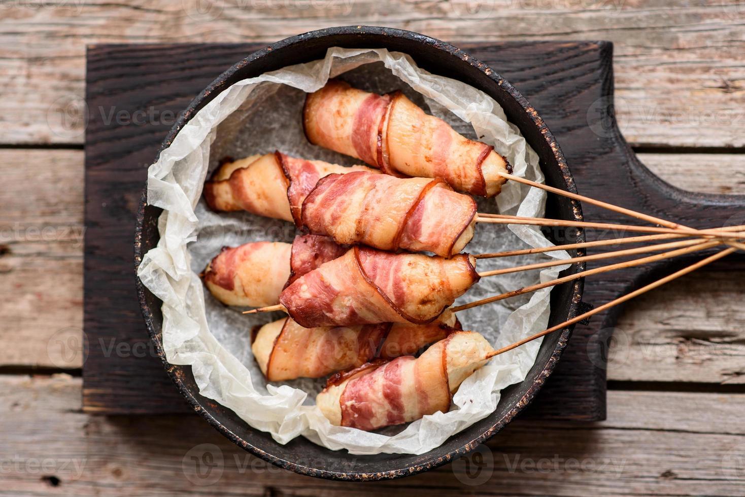 rollito con tocino y pollo picado sobre un guiso con espárragos frescos foto