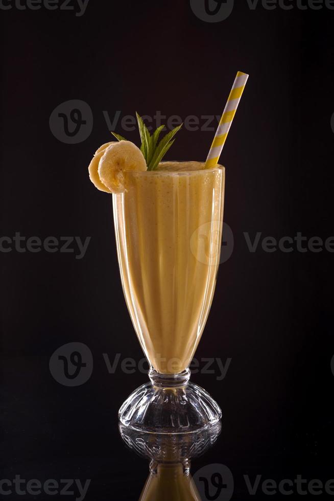 helado de plátano refrescante frío con tubo de cóctel foto