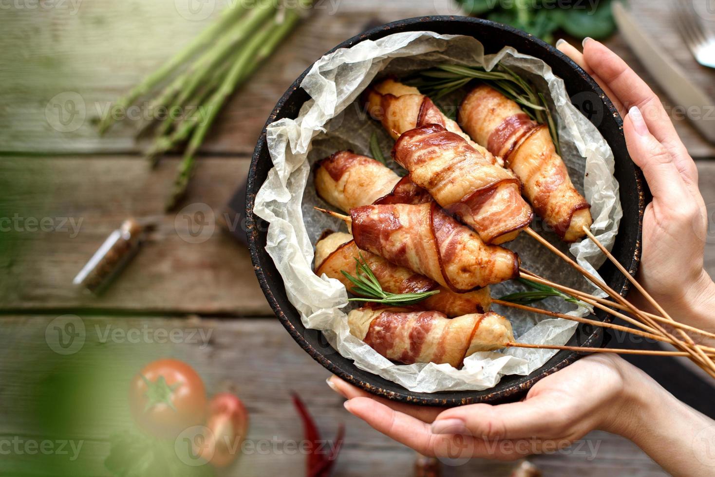 rollito con tocino y pollo picado sobre un guiso con espárragos frescos foto