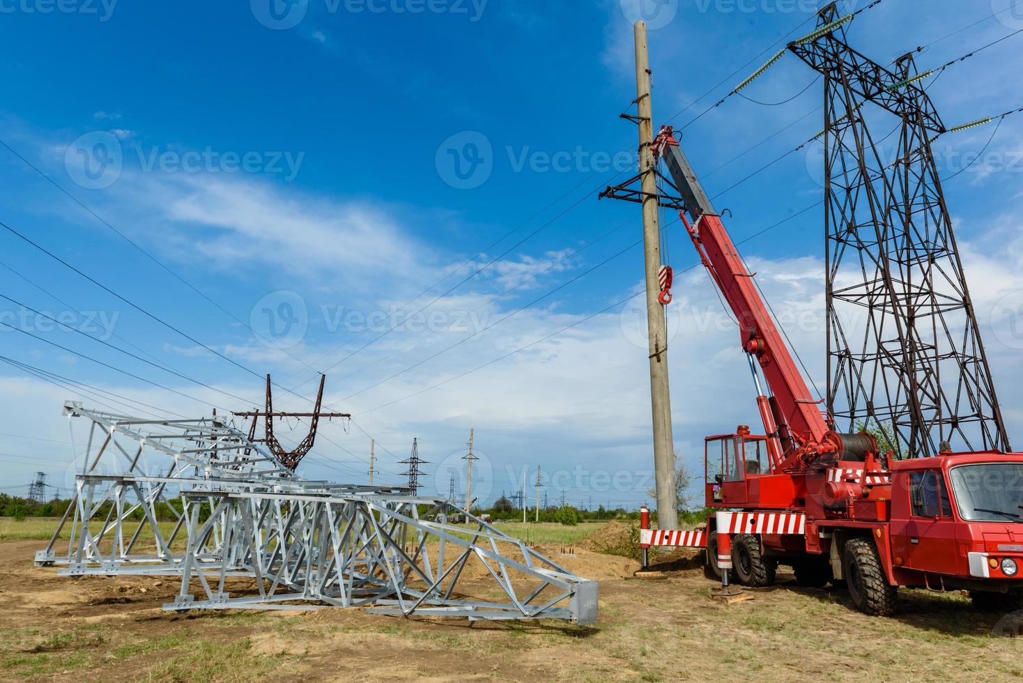 instalación de columna para línea eléctrica de alta tensión foto