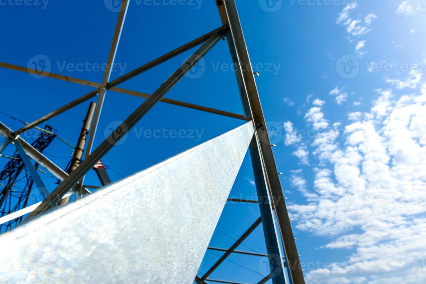 pilar eléctrico de alto voltaje desde abajo foto